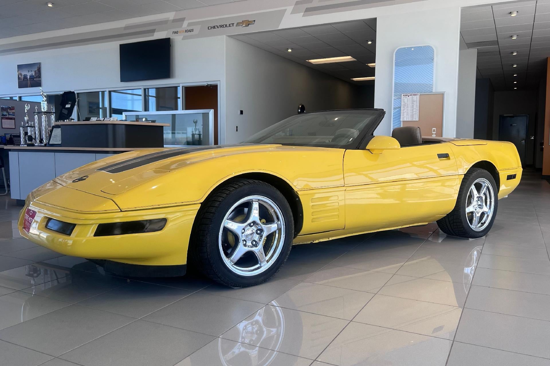 1992 Chevrolet Corvette Base in Yellow — front three-quarter view